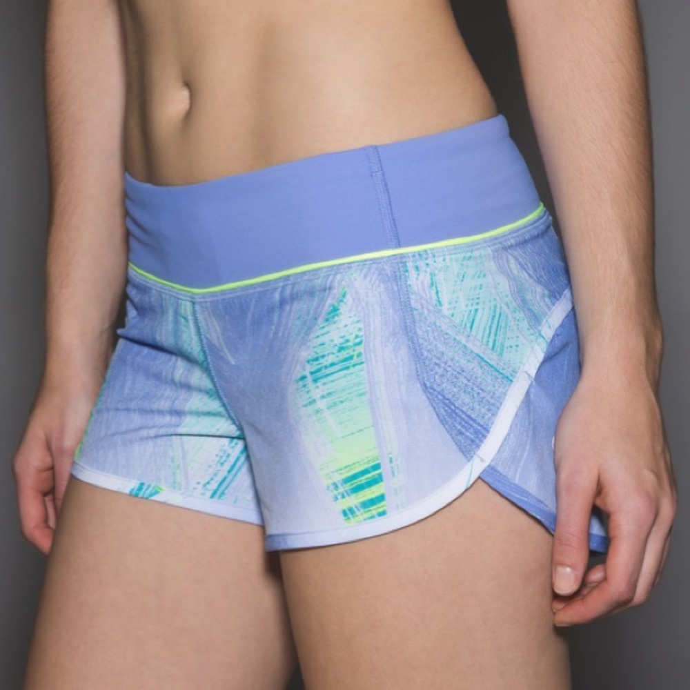 Lululemon Speed Short *4-way Stretch 2.5
Wind Chill White Lullaby Lullaby size 8
